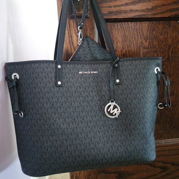 Michael kors Jet set Signature Reversible tote with Wrist-let Pouch - Picture 1 of 16
